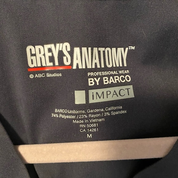 Greys Anatomy Scrub SET in Gray - Picture 6 of 10
